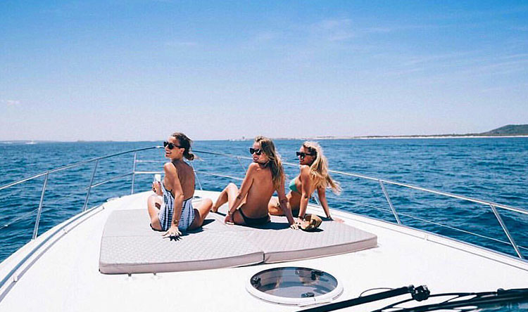 When are temperature ranges most ideal for comfortable yacht trips?